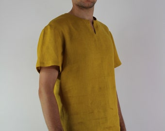Può includere: Una camicia di lino color giallo senape a maniche corte e scollo a V.