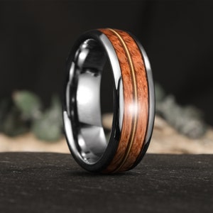 Gitaarsnaar en whiskyvat wolfraam ring, houten trouwring, unieke mannenbelofte ring, houten gitaarsnaar ring, muzikant ring