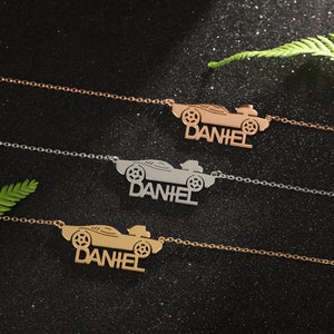 Rennauto-Namenshalskette personalisiert, personalisierte Namenshalsketten, maßgeschneidertes Geschenk für Auto-Liebhaber, Auto-Typgeschenk, Auto-Anhängerschmuck