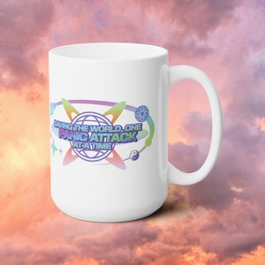 Può includere: Tazza in ceramica bianca con un design grafico colorato che recita "Saving the world, one panic attack at a time!" Il design presenta un globo terrestre arcobaleno con stelle, un simbolo yin yang e un simbolo di atomo.