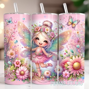 Puede incluir: Un vaso de acero inoxidable rosa con una pajita presenta una ilustración caprichosa de un hada con alas iridiscentes, una corona de flores y un vestido rosa. El diseño está rodeado de flores rosas, mariposas y detalles brillantes.