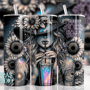 Könnte beinhalten: Ein schwarzer und weißer Becher mit einem Galaxie-Design und einer Frau mit einem Hexenhut, die eine Kaffeetasse hält. Der Text auf dem Becher lautet "Coffee is my magic potion."