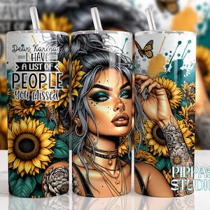 Może przedstawiać: Biały kubek z kolorowym wzorem przedstawiającym kobietę z słonecznikiem i tekstem "Drogi Karma, mam listę osób, które przegapiłeś".