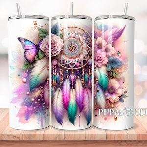Op de afbeelding: Een witte roestvrijstalen tumbler met een kleurrijk droomvangerontwerp. Het ontwerp bevat roze, paarse, blauwe en groene veren, een vlinder en bloemen. De tekst "Pippas Studio" is op de tumbler gedrukt.