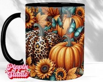 Può includere: Una tazza da caffè nera e bianca con un design autunnale. Il design presenta zucche, girasoli e farfalle in tonalità di arancione, giallo, marrone e blu.