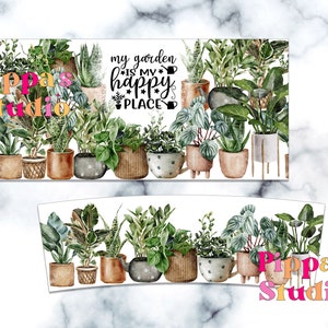 Op de afbeelding: Een aquarel-illustratie van een rij potplanten met de tekst "my garden is my happy place" in zwarte letters. De planten staan in verschillende potten, sommige met stippen, sommige met strepen en sommige met een houtnerfpatroon. De illustratie is op een witte achtergrond.