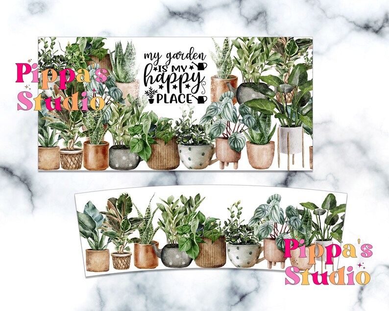 Op de afbeelding: Een aquarel-illustratie van een rij potplanten met de tekst "my garden is my happy place" in zwarte letters. De planten staan in verschillende potten, sommige met stippen, sommige met strepen en sommige met een houtnerfpatroon. De illustratie is op een witte achtergrond.