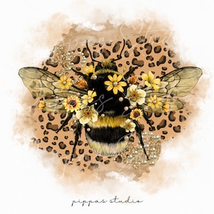 Könnte beinhalten: Eine Hummel mit gelben und schwarzen Streifen ist von gelben Blumen und perlmuttartigen Perlen umgeben. Die Biene befindet sich auf einem braunen und schwarzen Leopardenmuster-Hintergrund mit Aquarell-Effekt.