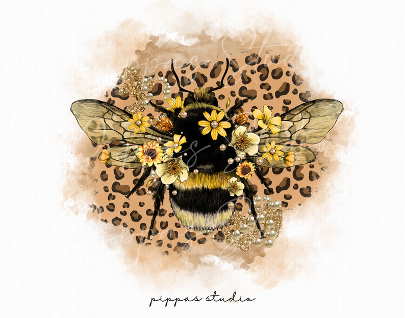 K&ouml;nnte beinhalten: Eine Hummel mit gelben und schwarzen Streifen ist von gelben Blumen und perlmuttartigen Perlen umgeben. Die Biene befindet sich auf einem braunen und schwarzen Leopardenmuster-Hintergrund mit Aquarell-Effekt.