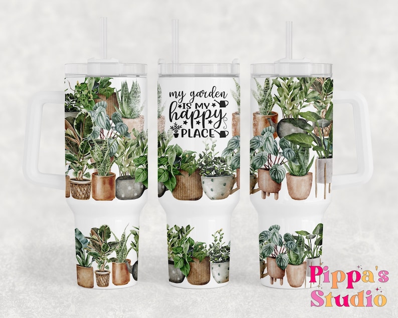 Op de afbeelding: Een witte beker met een handvat en een rietje. De beker heeft een aquarelontwerp met potplanten en de tekst "My garden is my happy place".