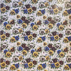 Könnte beinhalten: Ein sich wiederholendes Muster aus bunten Stiefmütterchen auf weißem Grund. Die Blumen sind in Gelb-, Blau-, Weiß- und Dunkelvioletttönen gehalten, mit grünen Blättern und Stielen. Ein floraler Druck.