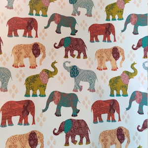 Könnte beinhalten: Ein weißer Hintergrund mit einem sich wiederholenden Muster aus bunten Elefanten mit komplizierten Designs. Die Elefanten sind in verschiedenen Posen und haben verschiedene Farbmuster, darunter Türkis, Rot, Grün und Gold.