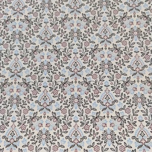 Könnte beinhalten: Ein weißer Hintergrund mit einem sich wiederholenden Muster aus schwarzen und blauen floralen Designs. Das Muster ist kompliziert und detailliert, mit kleinen Blumen und Blättern.