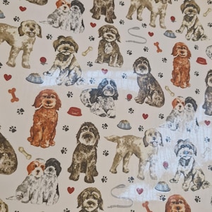 Könnte beinhalten: Ein weißer Hintergrund mit einem sich wiederholenden Muster aus braunen, schwarzen und orangefarbenen Hunden. Die Hunde sind alle verschiedenen Rassen und in verschiedenen Posen. Es gibt auch rote Herzen, Pfotenabdrücke und Knochen, die über das Muster verteilt sind.