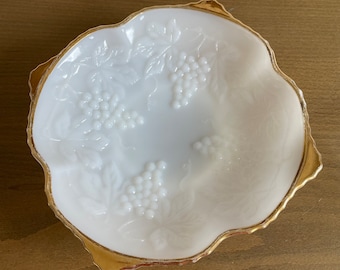 Vintage weiße Milchglas-Traubenschale mit goldenem Rand