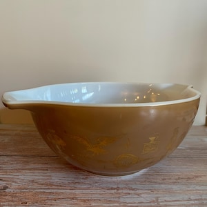 Ciotola per mescolare vintage Pyrex Early American Cinderella da 4 qt con disegni dorati