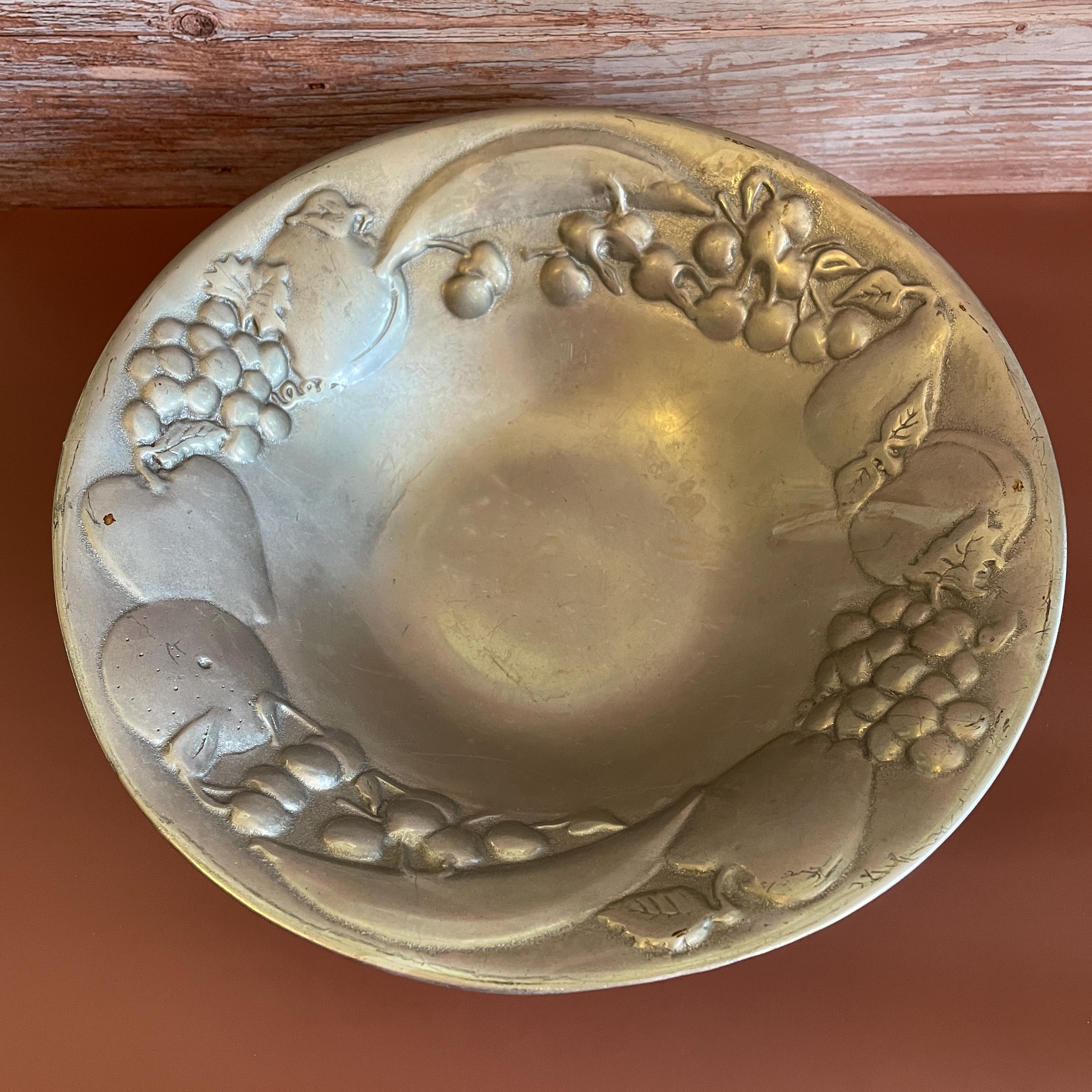 Wilton Arle 皿ピューター花リムアメリカンビンテージ　シルバー Vintage the Wilton Co Pewter Silver Embossed Fruit Bowl - Etsy