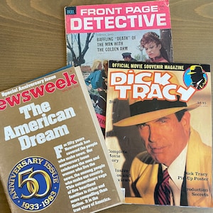 Könnte beinhalten: Drei Vintage-Magazine, ein Detektivmagazin mit einer Frau auf dem Cover, ein Nachrichtenmagazin mit einem 50-jährigen Jubiläumslogo und ein Dick-Tracy-Filmmagazin mit einer Nahaufnahme des Schauspielers, der Dick Tracy spielt.