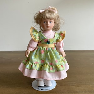 Vintage 21 cm Russ Berrie Porzellan Puppe des Monats Mai Emmie Emerald