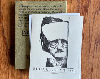 Libro antiguo de Edgar Allan Poe, en gran parte literario, placas, tarjetas y notas.