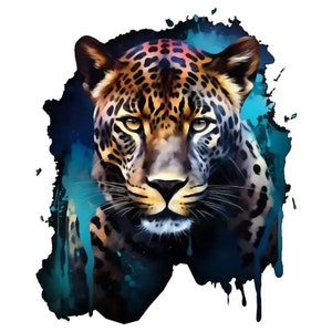 Könnte beinhalten: Eine Nahaufnahme des Gesichts eines Leoparden mit einem blauen und schwarzen Aquarellhintergrund. Das Fell des Leoparden ist braun und schwarz mit Flecken. Die Augen des Leoparden sind gelb und die Nase ist rosa.