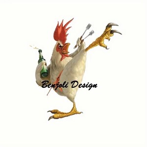 Könnte beinhalten: Humorvolle Illustration eines Hahns, der eine grüne Flasche und Grillwerkzeuge hält. Der Hahn hat einen roten Kamm und Kehllappen, einen weißen Körper und gelbe Füße. Der Text "Benjoli Design" befindet sich unten.
