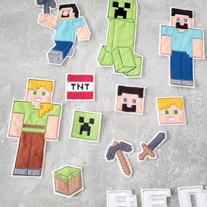 Könnte beinhalten: Ein Set aus Filz-Minecraft-Charakter-Patches, darunter Steve, Creeper und eine Spitzhacke. Die Patches sind perfekt, um Rucksäcken, Jacken oder anderen Stoffartikeln einen Hauch von Minecraft-Spaß zu verleihen.