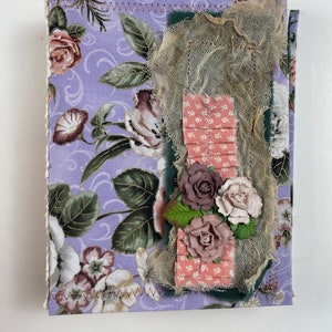 Paarse bloemenjunkdagboek met zakje – handgemaakte vintage stof, 44 handgeverfde pagina&#39;s en versieringen