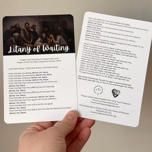 Peut inclure: Deux cartes de prière sont tenues dans une main. L'une présente une peinture religieuse et les mots "Litanie de l'attente". L'autre contient une prière. Les cartes sont blanches avec du texte noir. Les cartes sont en vente chez Totus Tuus Treasures.