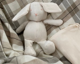 Poupée lapin en coton bio fait main, peluche, lapin en flanelle de coton bio doux, cadeau bébé, lapin yeux fermés, cadeau pour fille ou garçon