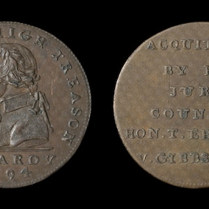 Può includere: Una medaglia di bronzo che commemora l'assoluzione di Thomas Hardy per alto tradimento nel 1794. Il dritto presenta un ritratto di profilo di Hardy, mentre il rovescio recita "Acquitted by his Jury Counsel Hon. T. Erskine V. Gibbs Esq."