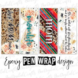 Könnte beinhalten: Vier digitale Designs für Epoxid-Stiftverpackungen. Die Designs zeigen eine Vielzahl von Mustern und Farben, darunter Blumen, Tiermuster und Streifen. Der Text auf den Designs umfasst "best MOM ever", "momlife", "MOM" und einen Bibelvers über Stärke und Würde.