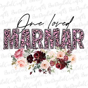 Puede incluir: Texto en estampado de leopardo rosa y negro que dice "One loved MARMAR" con un arreglo floral de flores rosas, blancas y burdeos debajo.