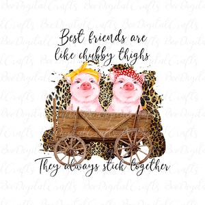 Puede incluir: Dos lechones rosados con bandanas están sentados en un carro de madera sobre un fondo de estampado de leopardo. El texto "Best friends are like chubby thighs" y "They always stick together" está escrito en la imagen.