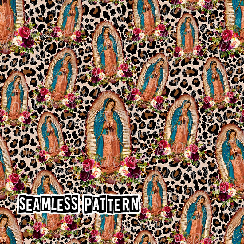 Op de afbeelding: Een naadloos patroon met een herhalend ontwerp van de Maagd Maria in een blauwe jurk met een gouden kroon, omringd door luipaardprint en rode en witte bloemen. De tekst "SEAMLESS PATTERN" is in zwart gedrukt aan de onderkant van de afbeelding.