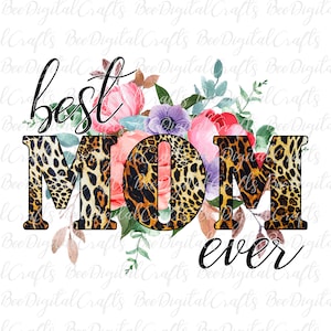 Puede incluir: Una ilustración digital de un "MAMÁ" de estampado de leopardo con las palabras "mejor" y "siempre" a cada lado. Las letras están rodeadas por un arreglo floral de acuarela con flores rosas, moradas y rojas.