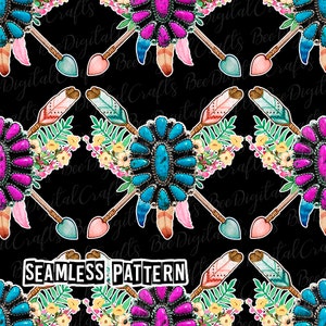 Pode incluir: Um padrão sem costura com pedras preciosas turquesa e rosa, penas, flechas e elementos florais sobre um fundo preto. O texto "SEAMLESS PATTERN" está incluído no design.