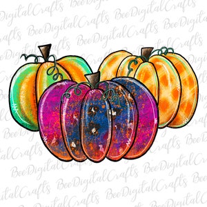 Peut inclure: Trois citrouilles avec un motif de peinture ressemblant &agrave; une aquarelle. Les citrouilles sont orange, verte et un m&eacute;lange de rose, bleu et orange. Les citrouilles sont dispos&eacute;es en rang&eacute;e, la citrouille verte &agrave; gauche, la citrouille orange &agrave; droite et la citrouille multicolore au milieu.