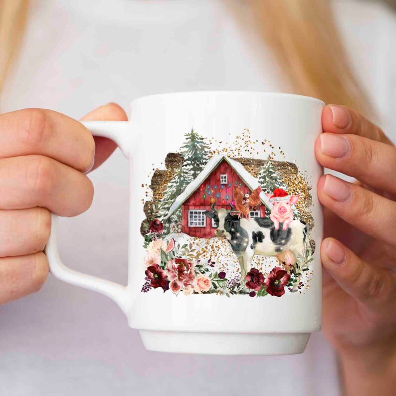 Pu&ograve; includere: Tazza in ceramica bianca con un design a tema natalizio che presenta un fienile rosso con luci, una mucca, un maiale con un cappello di Babbo Natale e un uccello rosso. Il design &egrave; circondato da una ghirlanda floreale con fiori rosa, rossi e bianchi.