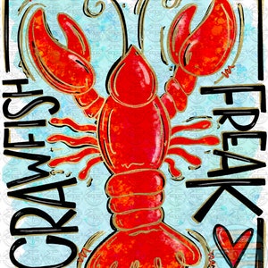Puede incluir: Un cangrejo de río rojo con detalles dorados y el texto "Crawfish Freak" en negro. Un corazón rojo se encuentra en la esquina inferior derecha.