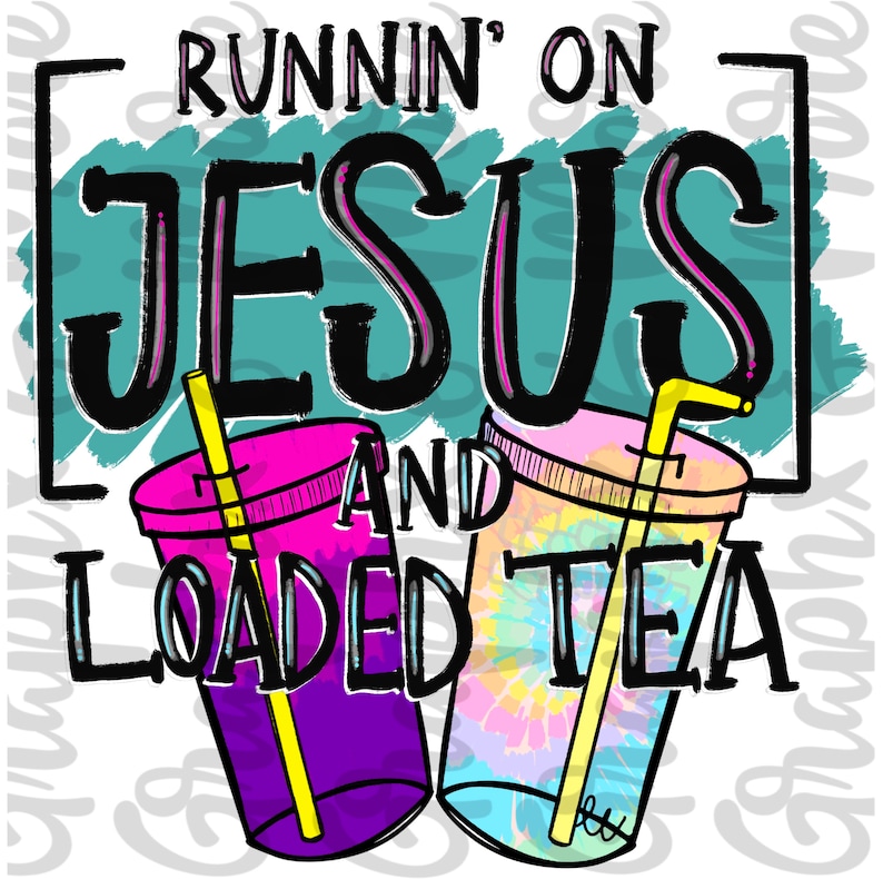 Może przedstawiać: Projekt graficzny z tekstem "Runnin' on Jesus and Loaded Tea" w czarnym i r&oacute;żowym kolorze. Projekt zawiera dwa kolorowe kubki z kresk&oacute;wek ze słomkami, jeden fioletowy, a drugi w stylu tie-dye.