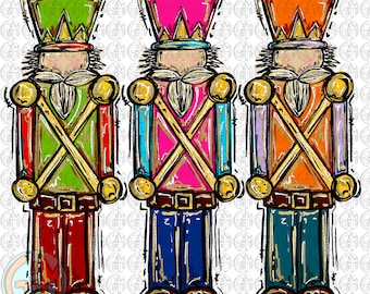 Op de afbeelding: Drie speelgoed soldaten-notenkrakers met verschillende gekleurde outfits. De notenkraker links is groen, rood en goud. De middelste notenkraker is roze, blauw en goud. De notenkraker rechts is oranje, teal en goud.