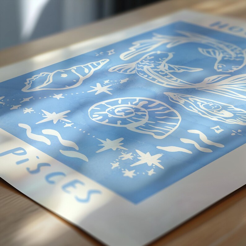 Puede incluir: Una ilustraci&oacute;n azul y blanca del signo del zod&iacute;aco Piscis. La ilustraci&oacute;n presenta dos peces, conchas y estrellas sobre un fondo azul claro. La palabra "Piscis" est&aacute; escrita en una fuente blanca cursiva en la parte inferior de la imagen.