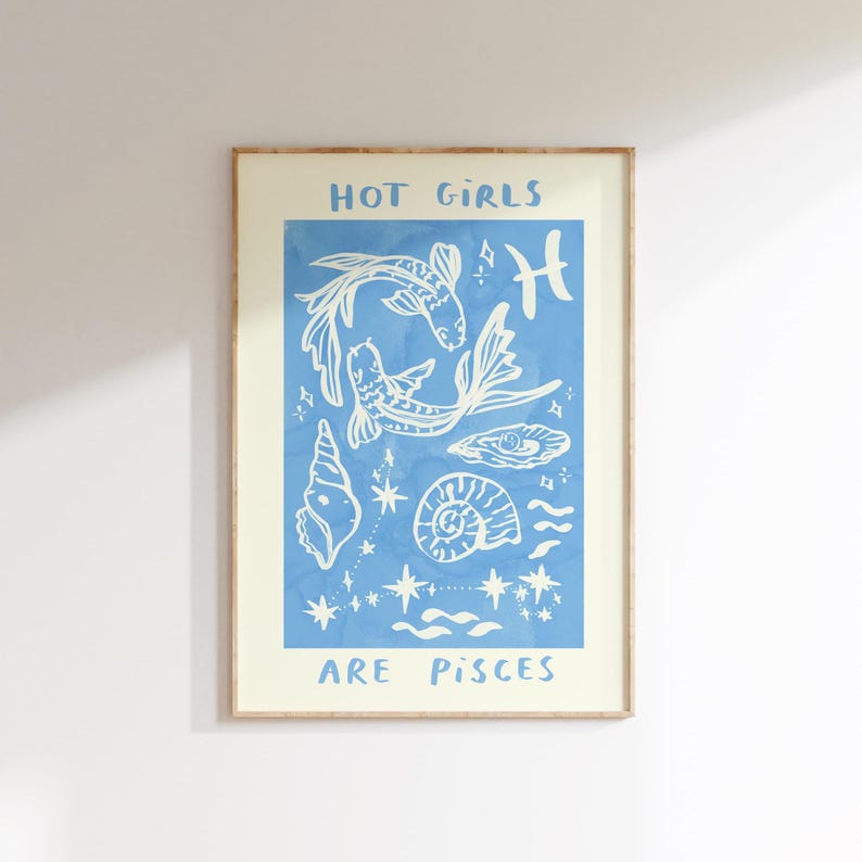 Puede incluir: Un p&oacute;ster ilustrado azul y blanco con el texto "HOT GIRLS ARE PISCES" y un s&iacute;mbolo del zod&iacute;aco de Piscis. La ilustraci&oacute;n presenta dos peces, conchas y estrellas.
