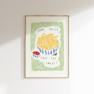Op de afbeelding: Een groene en witte illustratie van een kom friet met een klein kommetje ketchup. De tekst "SOME FRIES FOR THE TABLE?" is in het zwart geschreven.