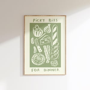 Può includere: Una stampa artistica incorniciata con uno sfondo verde e illustrazioni bianche di cibo. L'immagine include olive, fichi, formaggio, pane e altri snack. Il testo in alto recita "Picky Bits" e in basso "For Dinner".