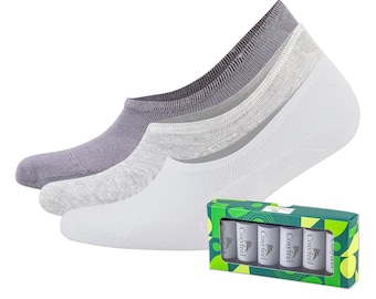 Puede incluir: Un juego de tres pares de calcetines invisibles en blanco, gris y gris oscuro. Los calcetines están empaquetados en una caja verde y blanca con la palabra "Cosyfeel" impresa en ella.