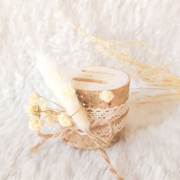 Ringkissen aus Holz mit Trockenblumen und Häkelband für die Boho Vintage Hochzeit