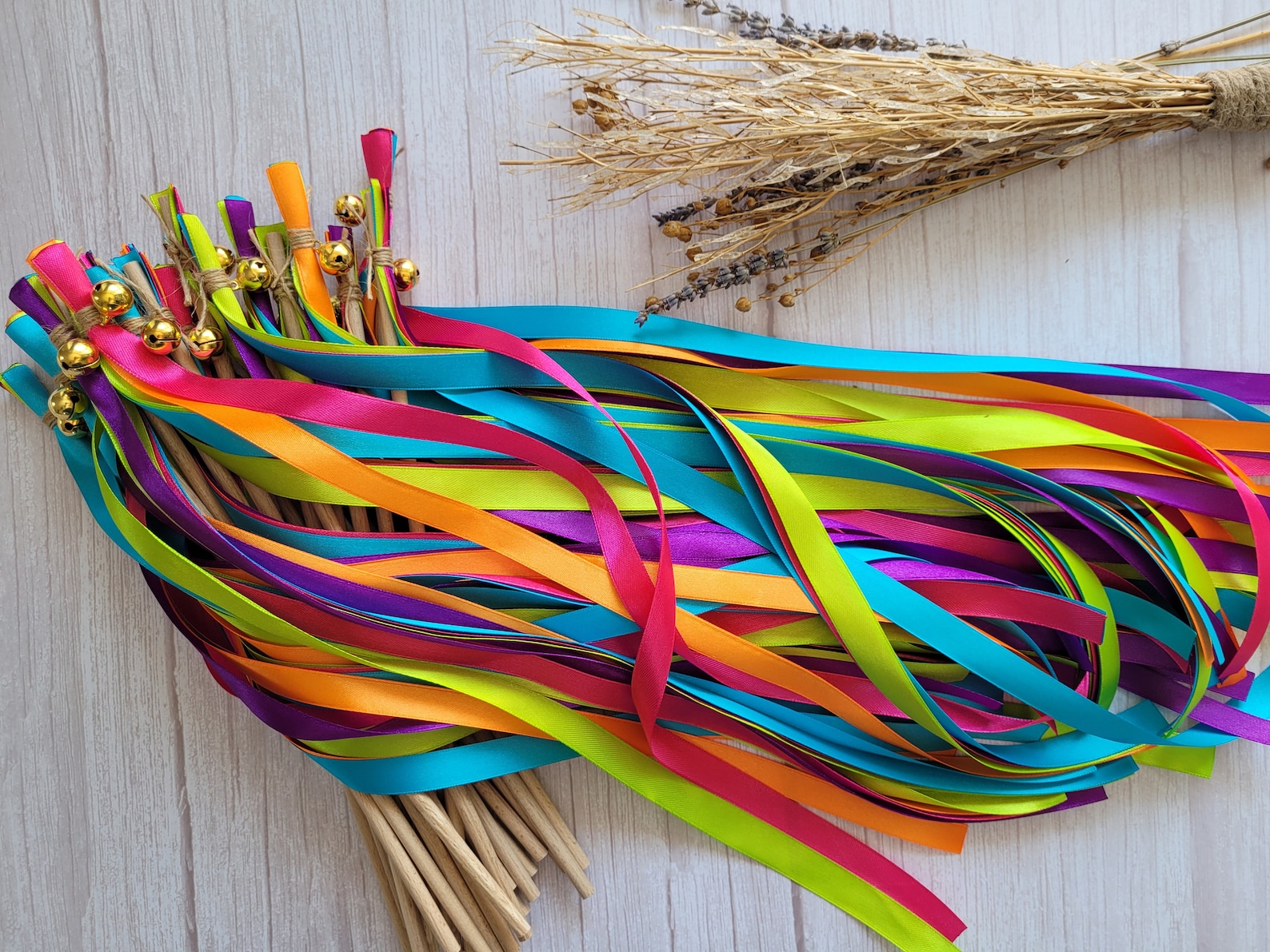 Colourful wedding wands with bells for the wedding in a vintage boho look