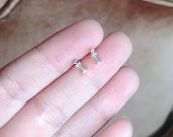 Zarte Ohrringe im Smaragdschliff, minimalistischer Schmuck